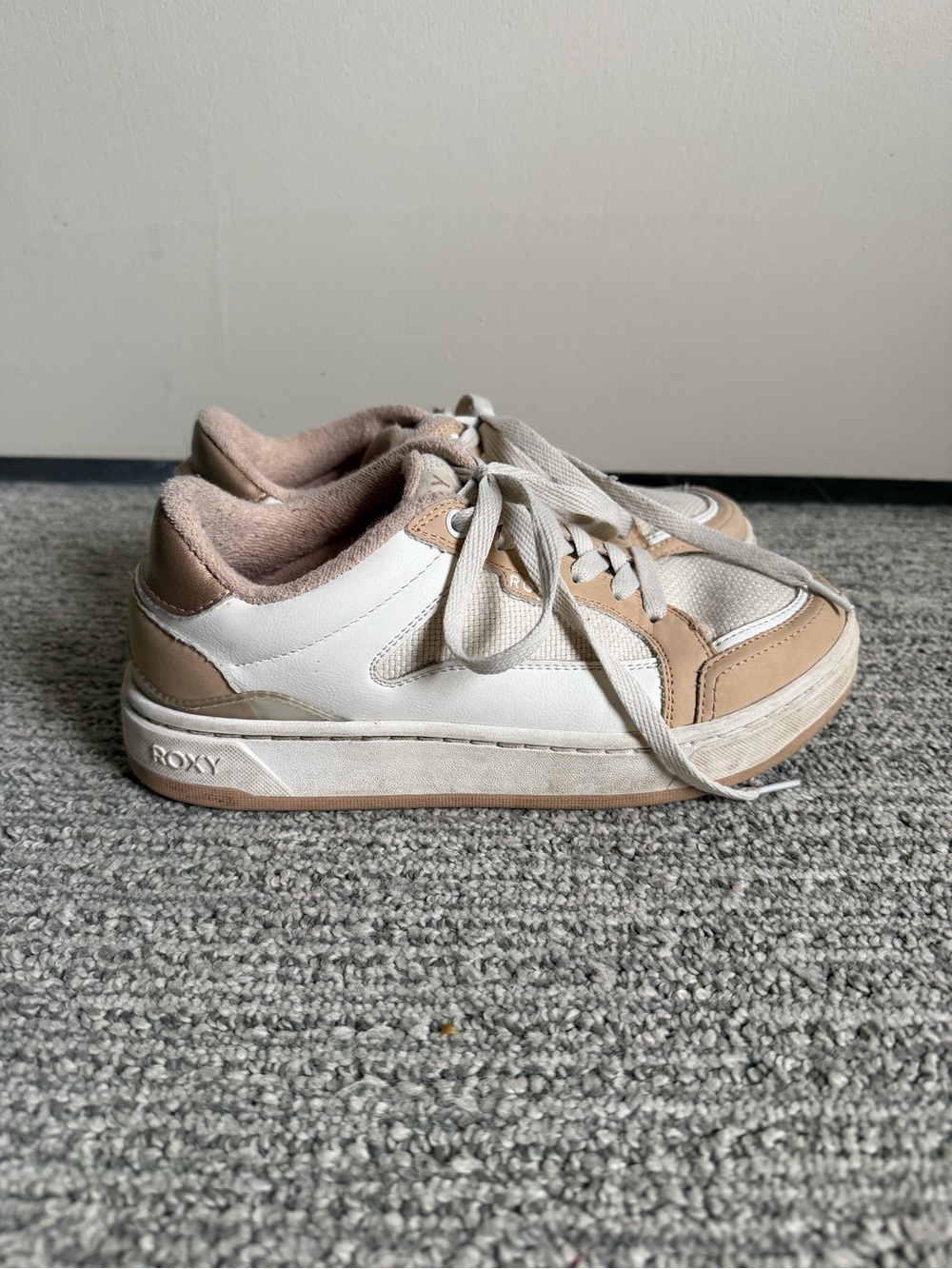 Roxy women’s White & Beige Low-Top Sneakers